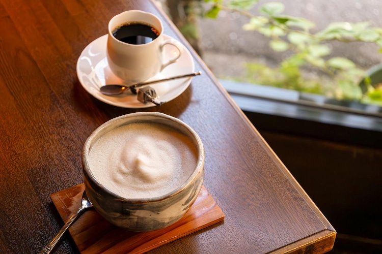 抽出後、低温で寝かせたネルドリップ濃いめ600円、温めたミルクを手作業で泡立てたミルク珈琲700円。ともにチョコレート付き。