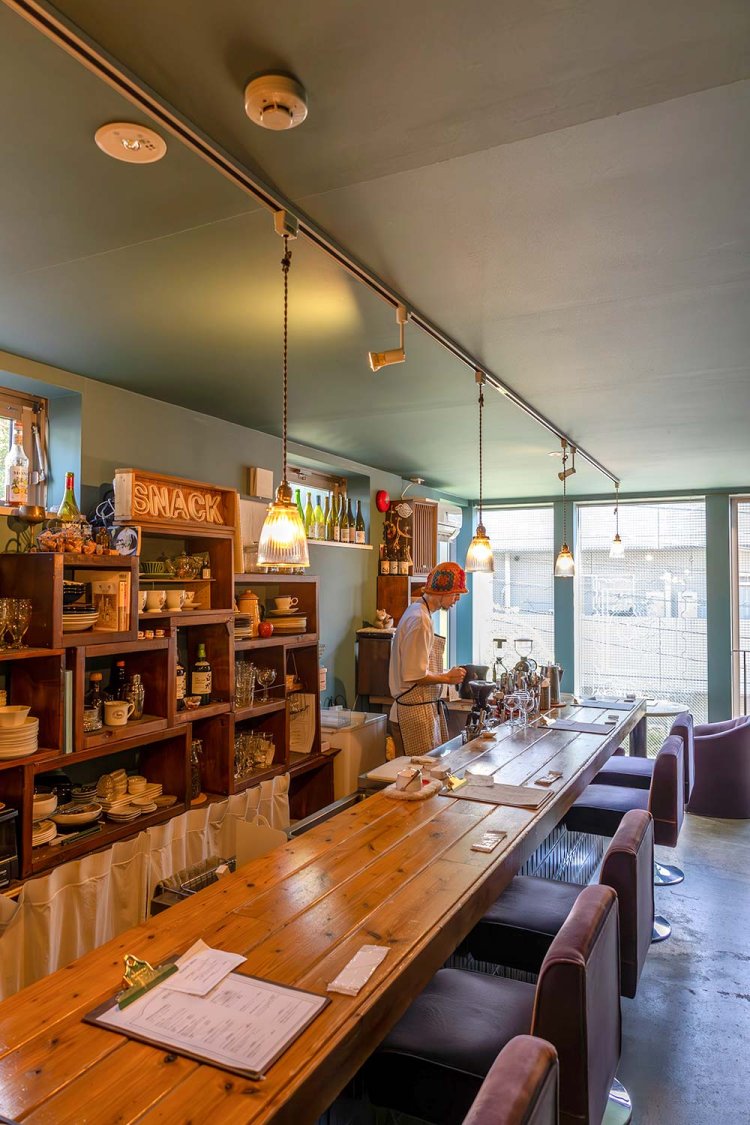 スナックを始めた後、2023年に喫茶に。葡萄色の椅子、葉っぱ色の壁が印象的。