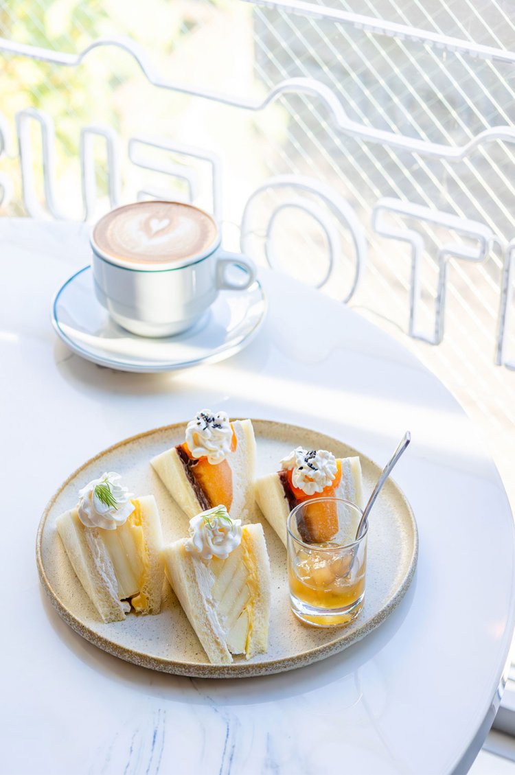 フルーツサンドは季節替わりで2種用意。写真は洋梨、柿と粒あんのハーフ＆ハーフ1900円、カフェラテ700円。