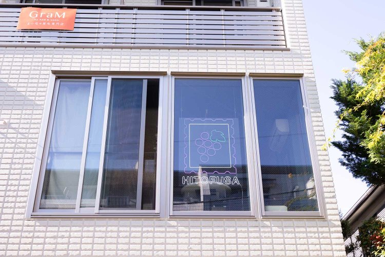 雑居ビル2階に潜む。