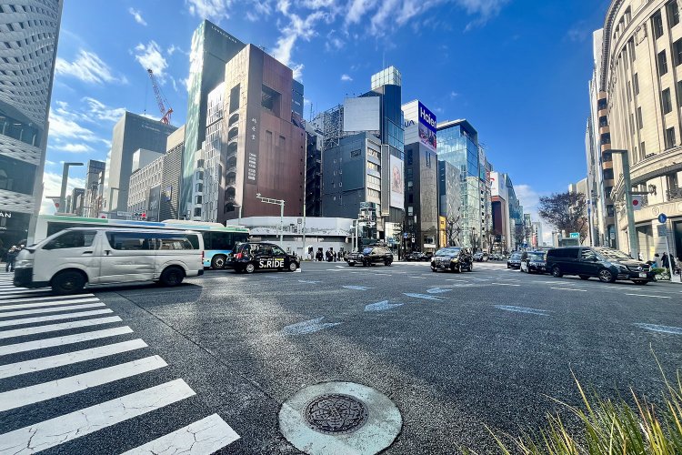 『銀座三越』前から西方面を望む。