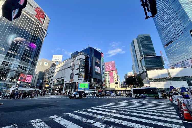 交差点の南西側から西を望む。写真右には手前から渋谷駅、『渋谷スクランブルスクエア』、『渋谷ヒカリエ』が見える。