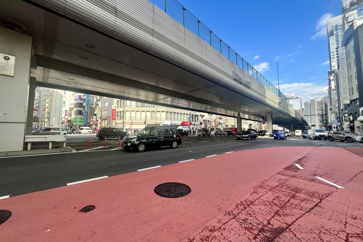 交差点の南側、芋洗坂のそばから北方面を望む。