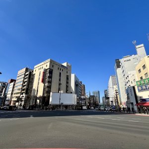 【東京街角クイズ】この写真、どこの交差点でしょう？