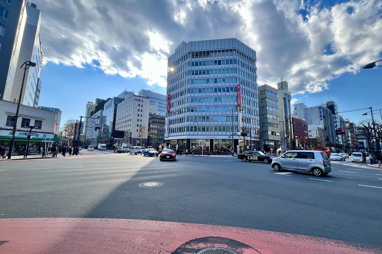 交差点の北東側から南東方面を望む。左端に『廣文館書店』があり、正面には岩波神保町ビルが。