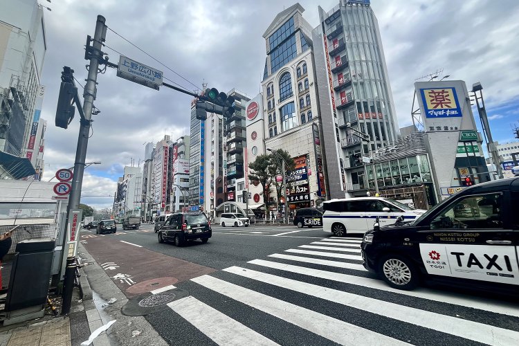 同じ地点から北を覗（のぞ）きこむ。ちらりと見える緑は上野公園だ。