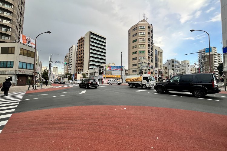 南西側から北東側を望む。左奥は神田川に向かって下り坂になる。