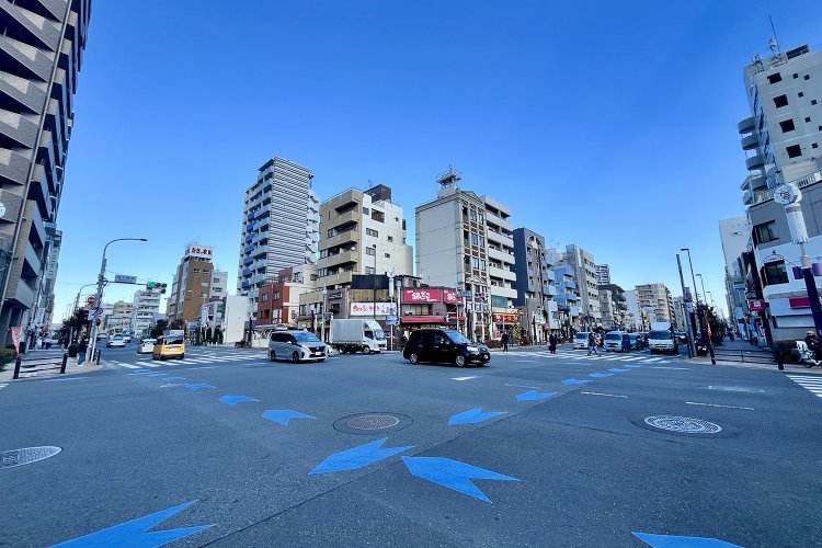 交差点の南西側から北東方面を望む。左奥にほんの少しだけ首都高が見える。