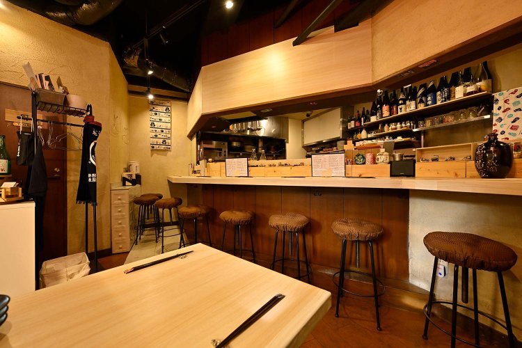 三角地帯に立地。