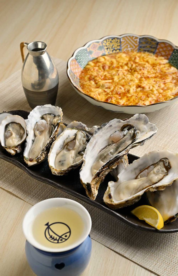 生カキ食べ比べ（5種）2750円。1種類から注文可。飲める、出汁巻き880円の生七味味はフレッシュな辛さ。日本酒は半合550円～。