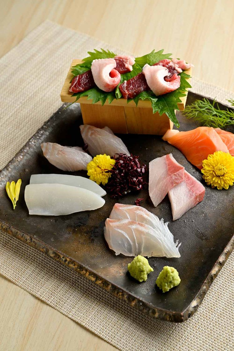 秋鮭、寒ブリ、クジラなど時季の天然魚の刺し身盛り合わせ1人前1320円～（写真は2人前）。