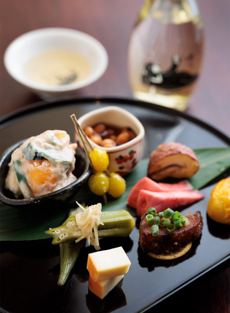 ブリ南蛮漬けや柿の白和えなどが乗るおまかせ酒肴盛り合わせ1500円～。