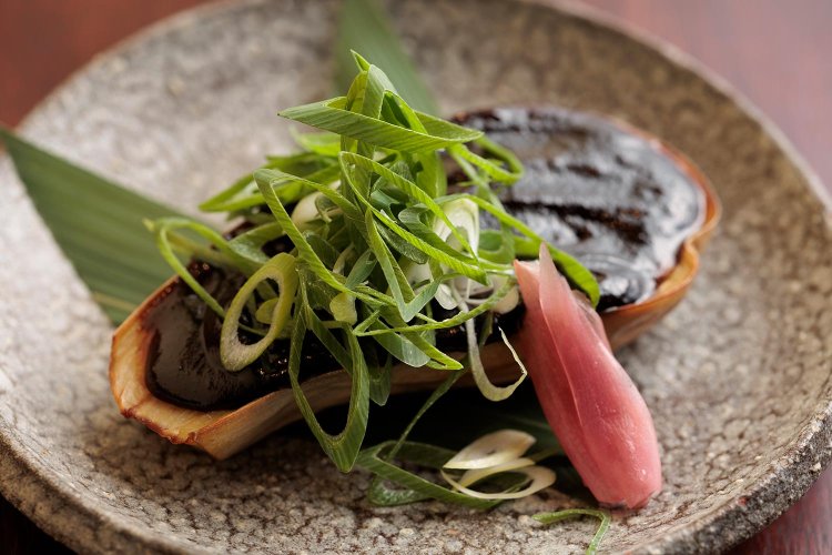 白茄子田楽750円。甘辛い田楽味噌が酒を呼ぶ。