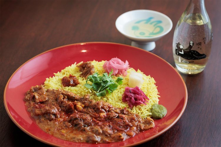 ポークとコーンのカラヒと特製バスマティライス1300円。燗酒は150㎖ 880円～。