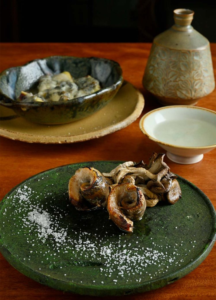 北海道産鰯の肝醤油焼き850円。国産キウイとブルーチーズのオーブン焼き950円。日本酒は半合500円～。