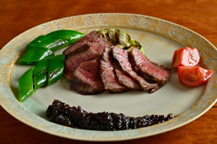 飛騨牛のシンタマのグリル オニオンソース2400円。