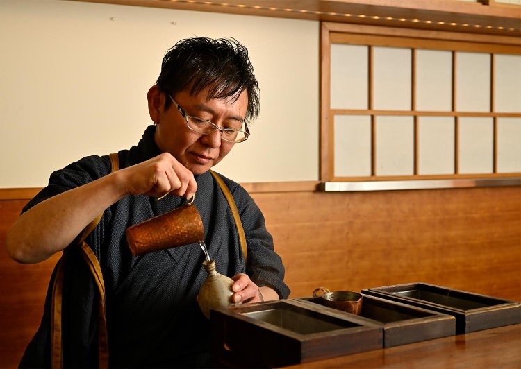 2通りの温度帯の湯で燗をつける髙木さん。