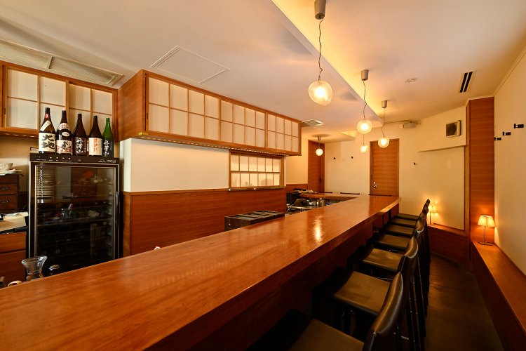 カウンターのみ13席。