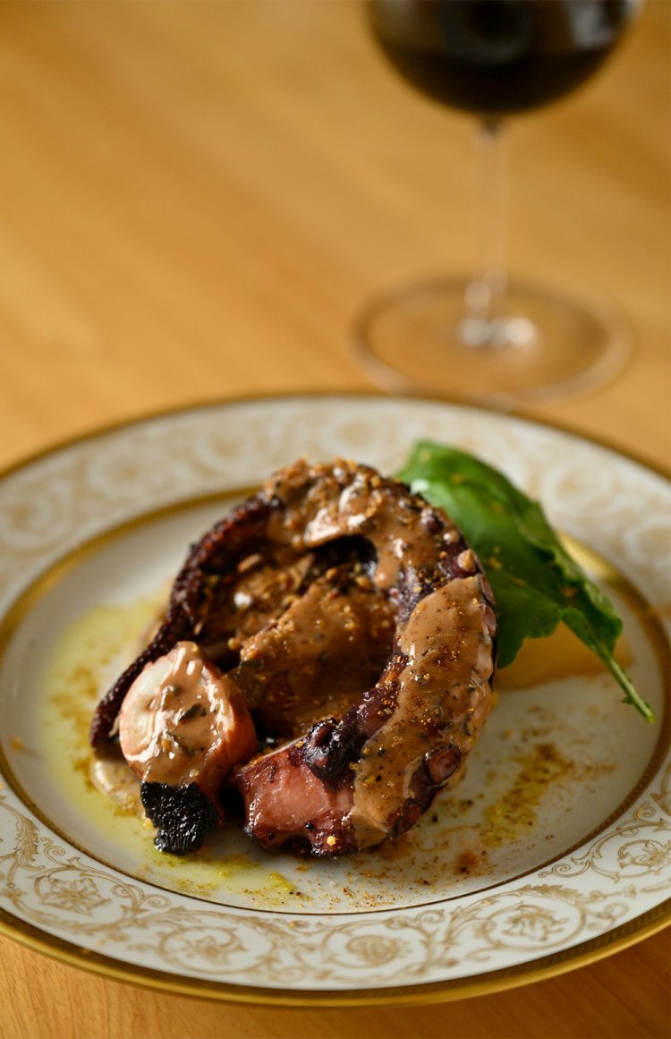 羊とマダコの料理3200円は、赤ワインを合わせてさらに奥深い味わいに。価格はどちらも2人前、写真は1人前。