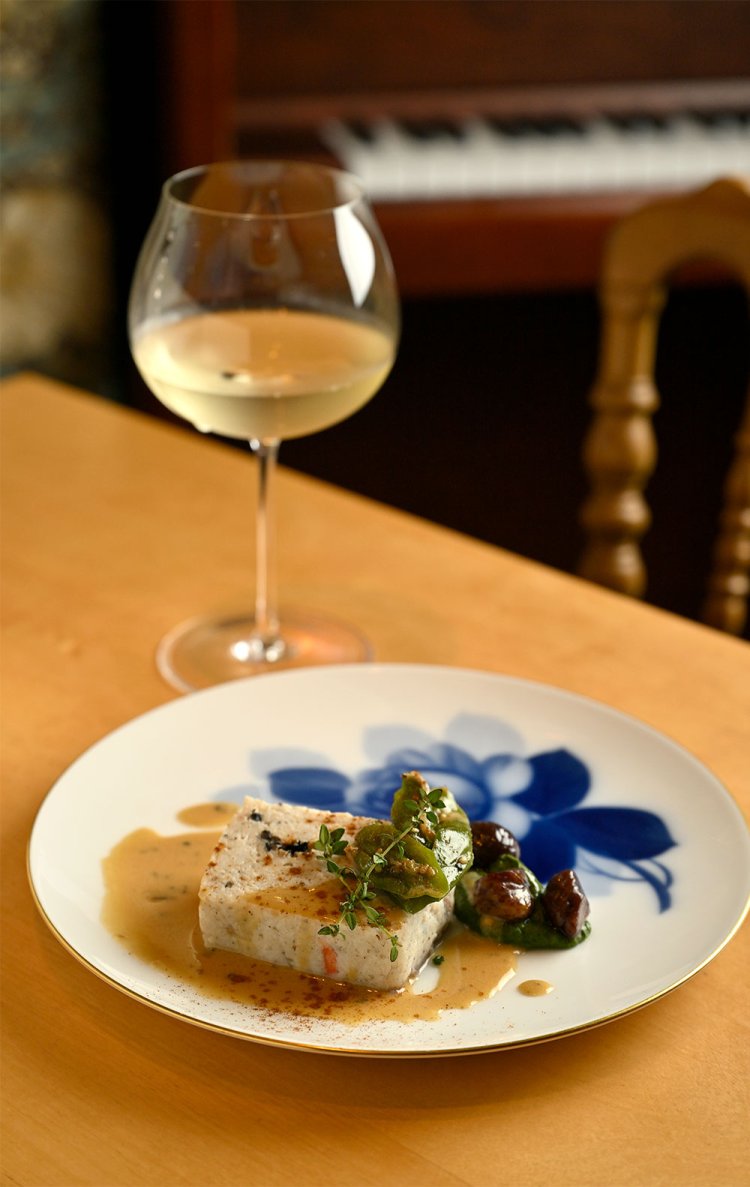 オマール海老のソースを添えた蟹のテリーヌ3600円。ビンテージ・シャンパーニュと。