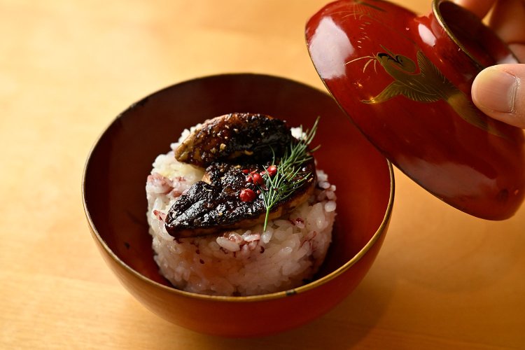 締めのフォアグラ丼1650円。お椀は江戸時代のもの。