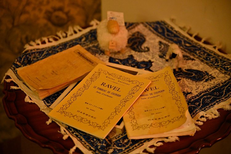 随所にフランスの作曲家、モーリス・ラヴェルの楽譜も。