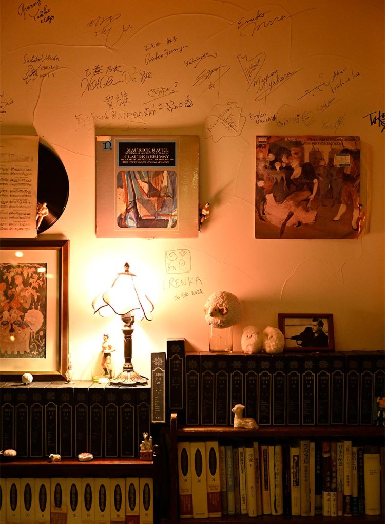 書棚には三島由紀夫や澁澤龍彦の全集がみっしり並ぶ。