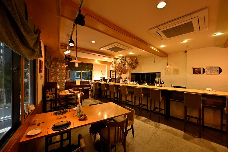 店内にはピアノがあり、時折音楽会も催される。コース料理6000円～も可能。