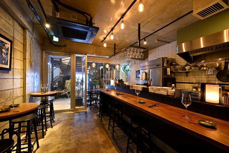 カウンター6席のほか窓際にもテーブル席あり。