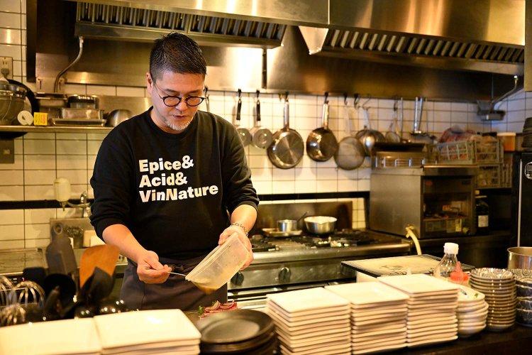 ソムリエ資格を有する小師さん。料理とワイン選び、細やかな説明も一人でこなす。