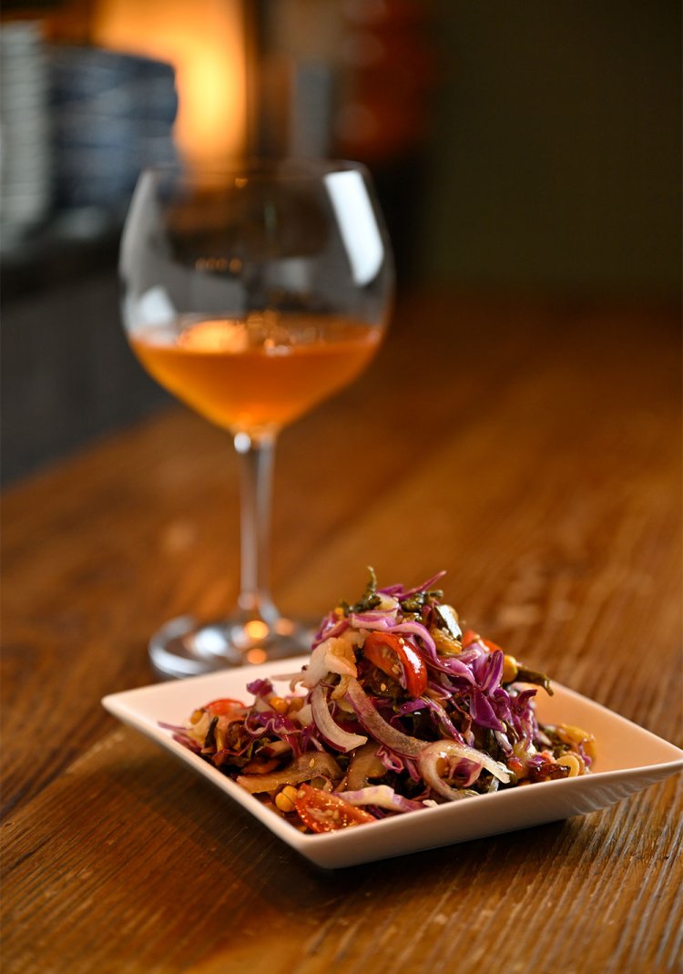 発酵茶葉のサラダ、ラペットゥ1400円。