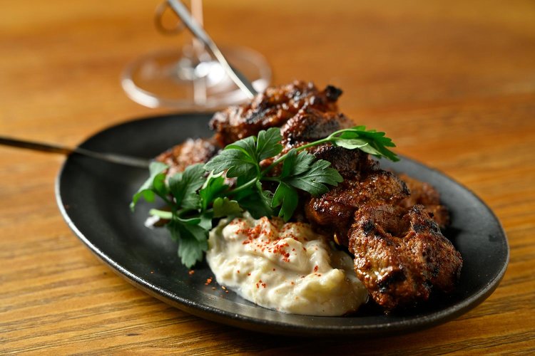 トウガラシとスパイスの調味料でマリネしたラムのプロシェット2600円。ナスのペーストと。