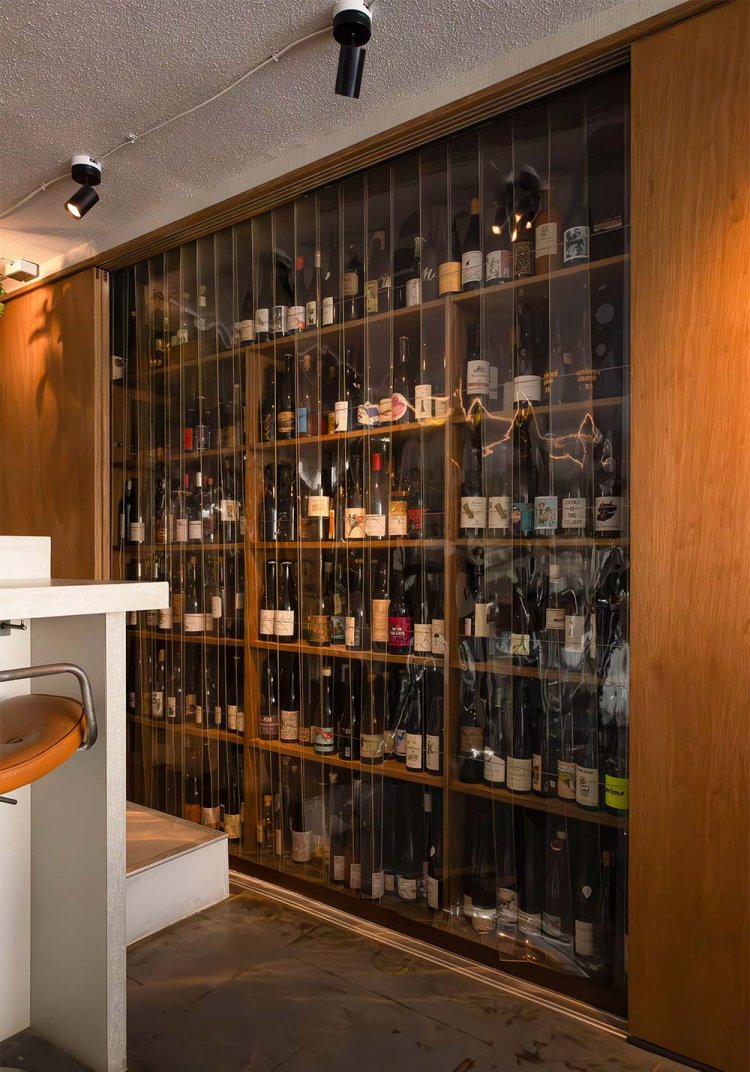 キッチン横の壁をセラーに。約1500本を収容。