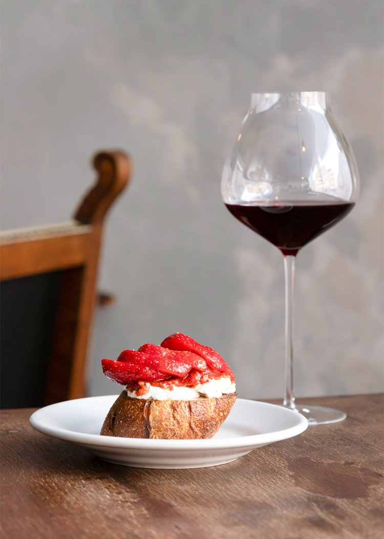 あまおうのクロスティーニ1800円。価格はどちらも2人前、写真は1人前。