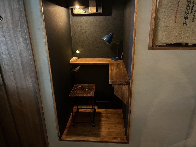 各席にはノートが設置され、利用者が好きに書き込めるようになっている。