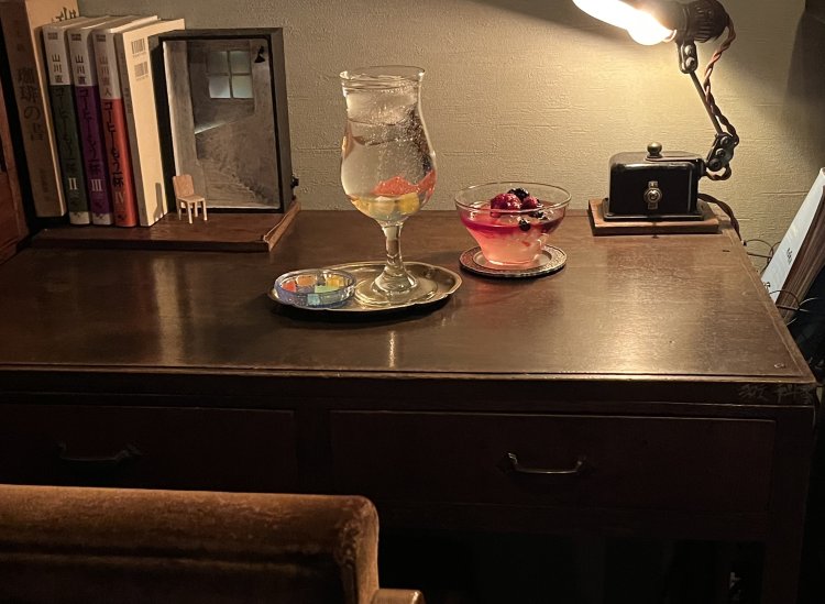 琥珀糖ソーダ水700円と生わらび餅450円。