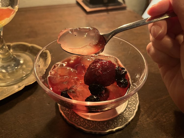 プルンとした食感の生わらび餅450円。