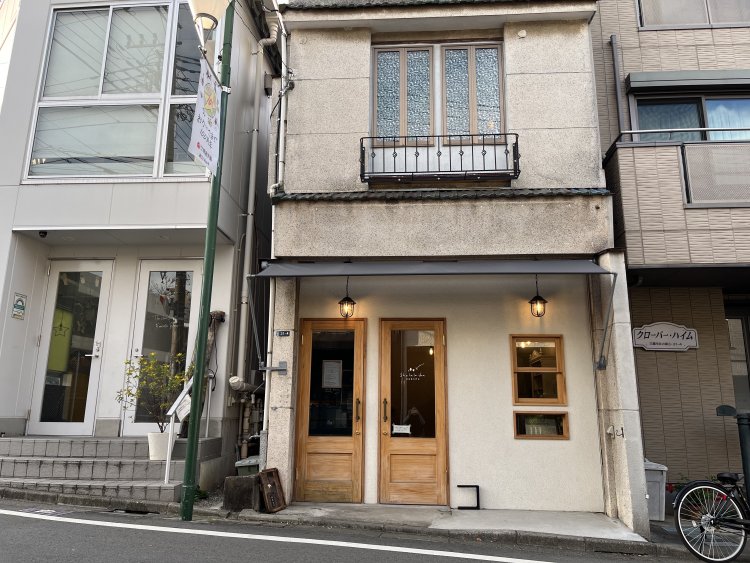 右側のドアを開けると1階で営業する琥珀糖専門店『シャララ舎』へ、左側は2階の『喫茶余白』へ続く階段がある。