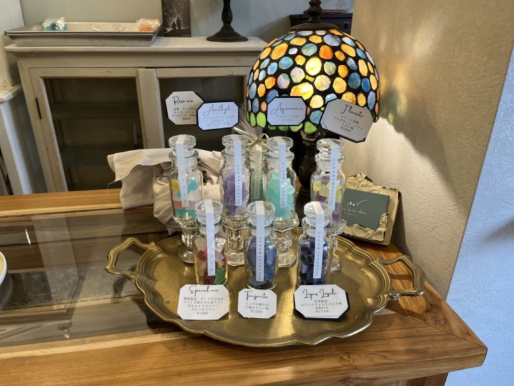 小瓶に入れた琥珀糖はプレゼントにも最適。通販も行っている。