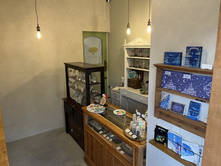 店内にはすべて手作りの琥珀糖が並んでいる。