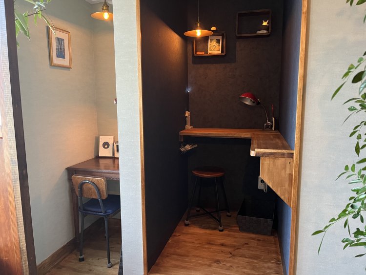 狭くてちょっと暗いが押入れの中にいるかのような心地よさを体感できる席。