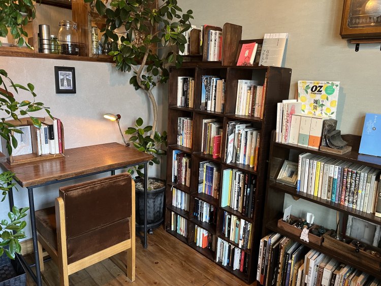 窓際の席は自然光がたっぷり入って明るい。卓上や本棚の本は自由に読んでいいし、空席があれば移動も可能だ。