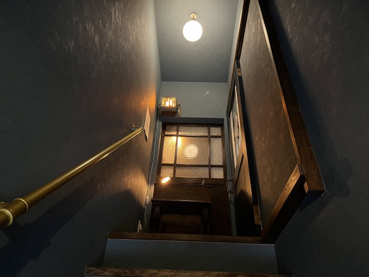 築60年の古民家を改装したというが、昔からこの姿だったかのような雰囲気。満席のときは「OPEN」のランプが「FULL」に変わる。