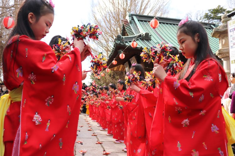 艶やかな晴れ着姿の少女たちが綾竹を両手に持って踊る。