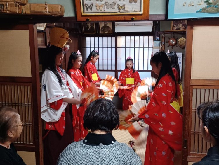 地域の商店などを回って、一日中踊りが繰り広げられる。