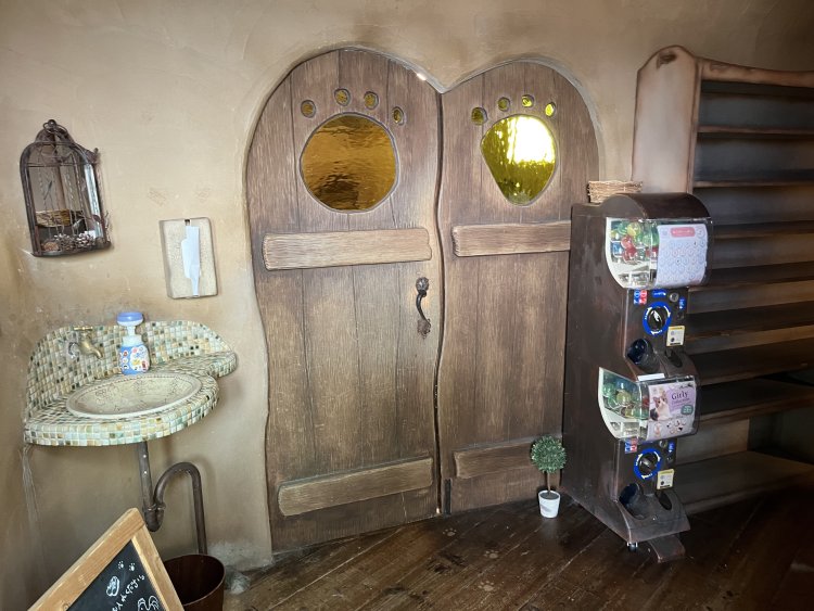 ドアのガラス窓が肉球の形になっている。