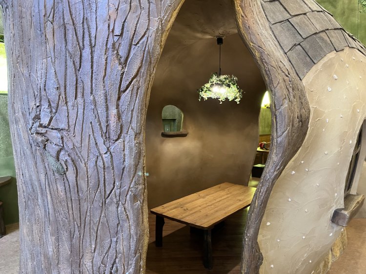 周りの目が気になる人には小屋の中にある半個室もおすすめ。