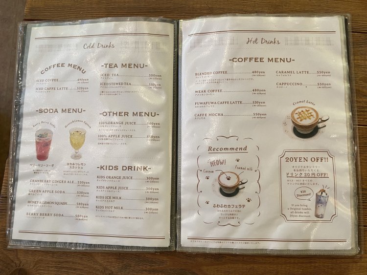 コーヒーのほかポットで提供する紅茶などドリンクの種類が豊富。