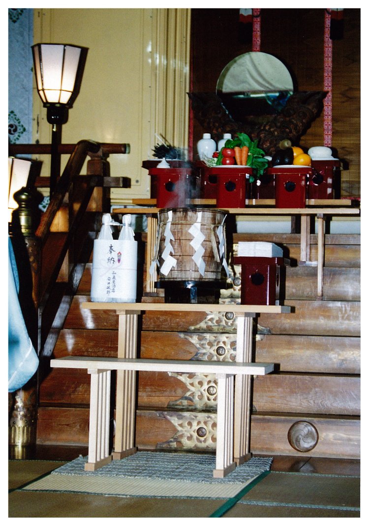 神事の後、お供え物と一緒に釜も神前に捧げられる。