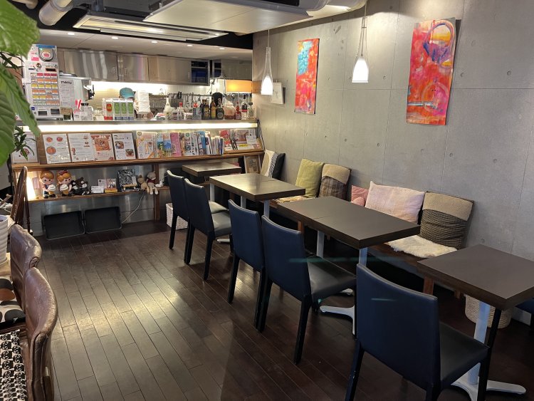 のんびりくつろげる店内は、演劇関係者だけでなく近隣に住む人たちの隠れ家だ。
